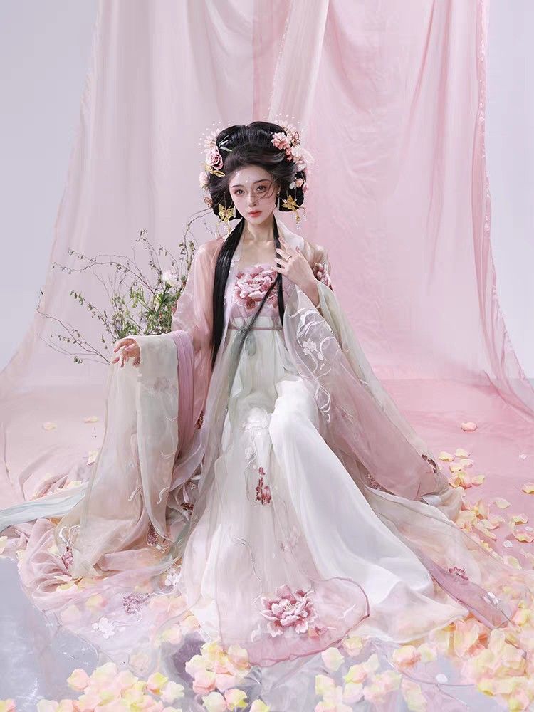 The Splendor of Daqiaos Hanfu and Wang Zhaojuns Elegance The Splendor of Daqiaos Hanfu and Wang Zhaojuns Elegance
