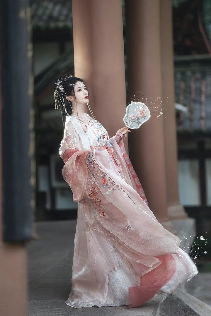 The Splendor of Chinese Traditional Cheongsam:A Cultural Icon The Splendor of Chinese Traditional Cheongsam:A Cultural Icon