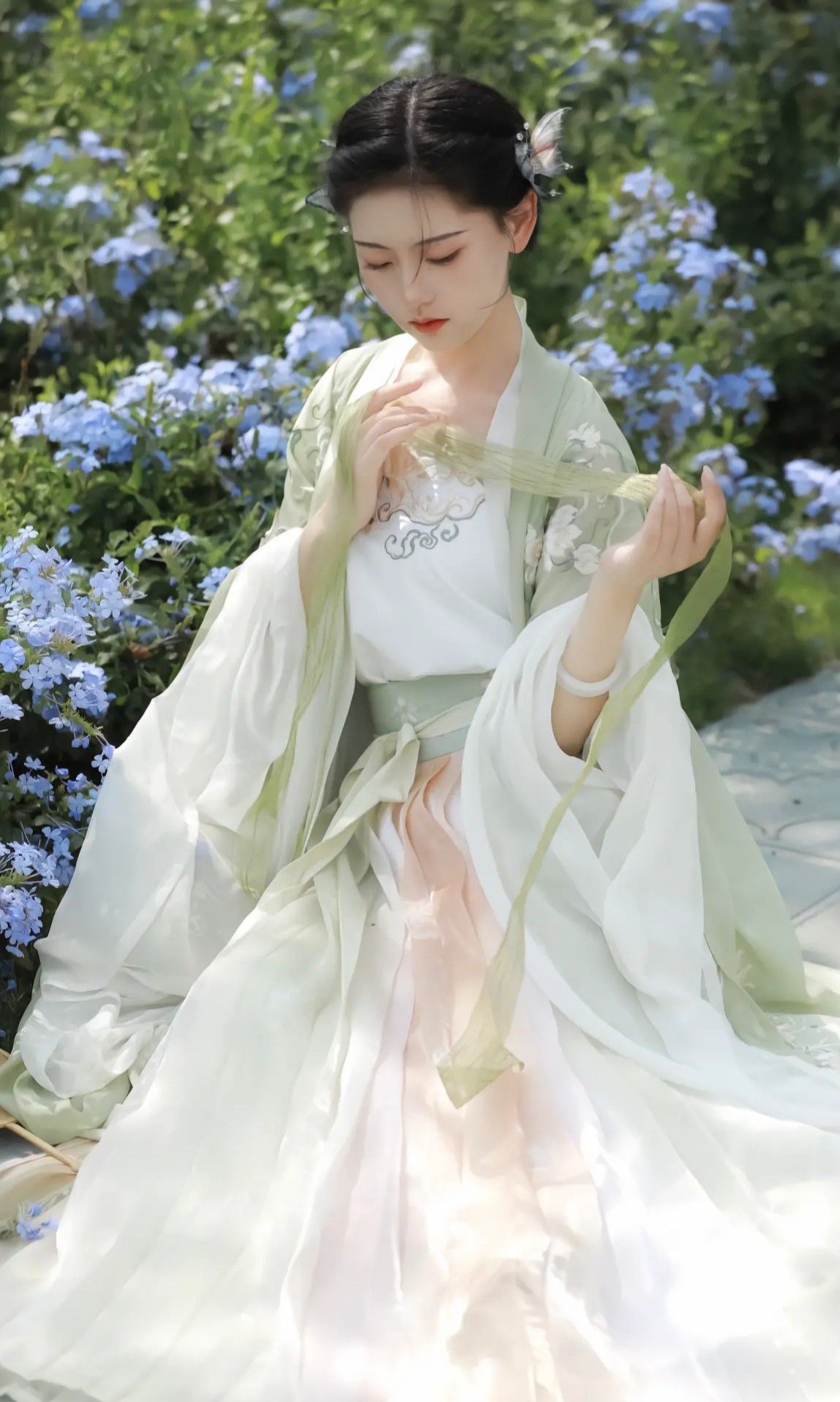 The Splendid Beauty of Hanfu in the Wei and Jin Dynasties for Junior Students The Splendid Beauty of Hanfu in the Wei and Jin Dynasties for Junior Students