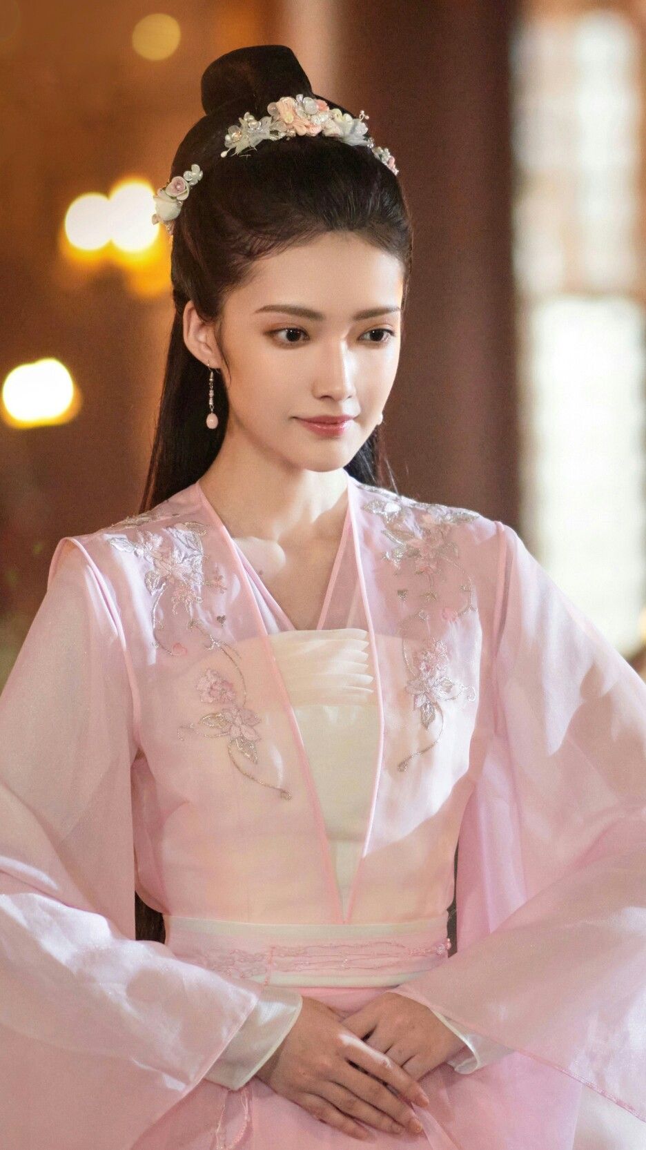 Vintage Charm of Girlhood:The Allure of Traditional Chinese Cheongsam in the Republic Era Vintage Charm of Girlhood:The Allure of Traditional Chinese Cheongsam in the Republic Era
