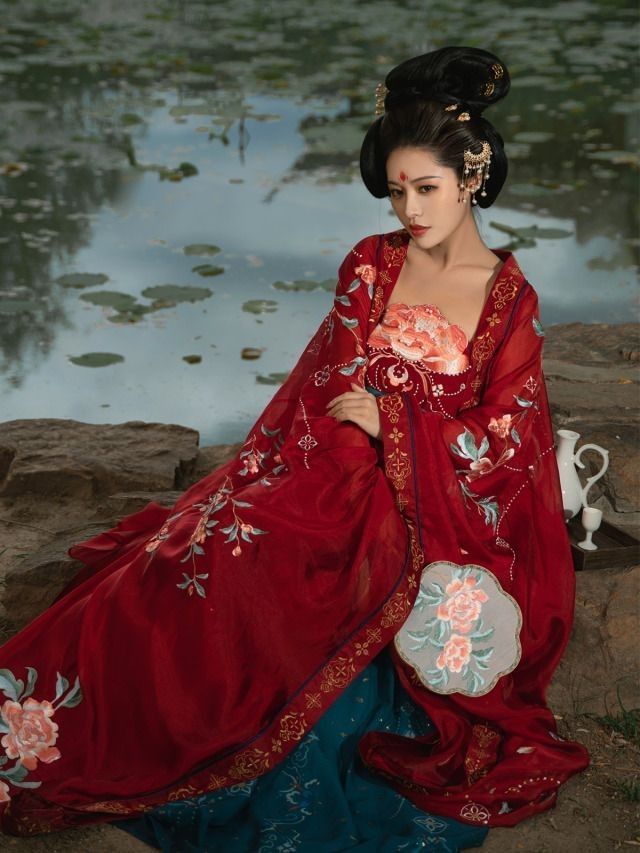 The Elegance of White Jin-Jin Style Hanfu:A Journey into Traditional Chinese Beauty The Elegance of White Jin-Jin Style Hanfu:A Journey into Traditional Chinese Beauty