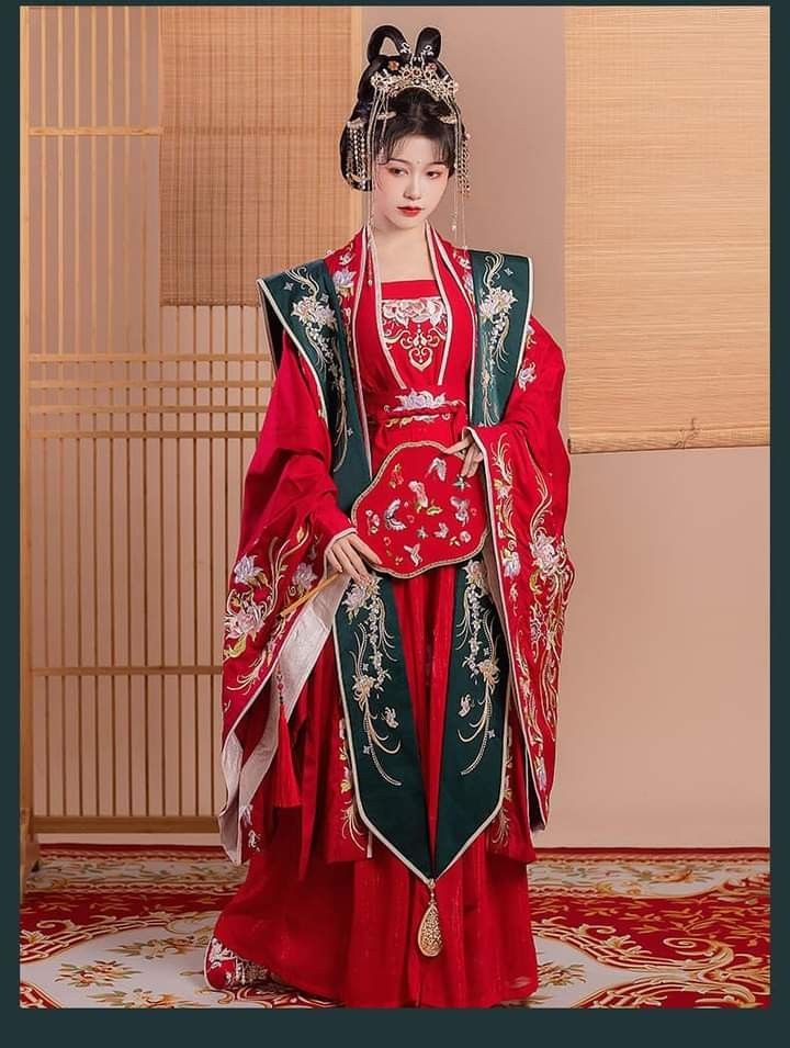 Elegant Qipao with Intricate Button Plackets:A Symbol of Luxury and Tradition Elegant Qipao with Intricate Button Plackets:A Symbol of Luxury and Tradition
