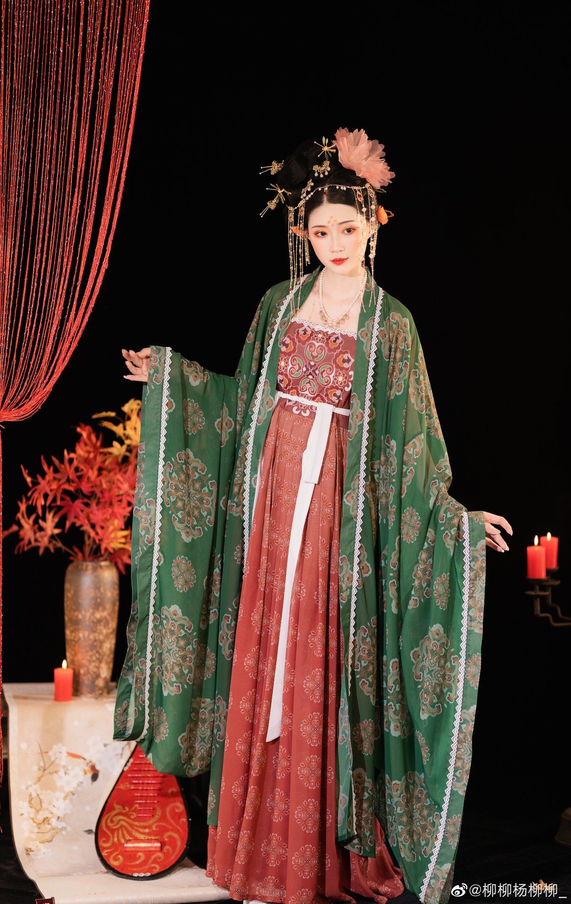 Qiqi Weis Cheongsam Beauty:The Allure of a Flag-Bearing Maiden Qiqi Weis Cheongsam Beauty:The Allure of a Flag-Bearing Maiden