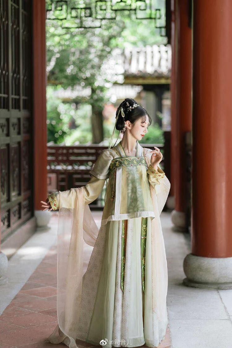 The Charm of Short-Length Cheongsam Skirts:A Closer Look The Charm of Short-Length Cheongsam Skirts:A Closer Look