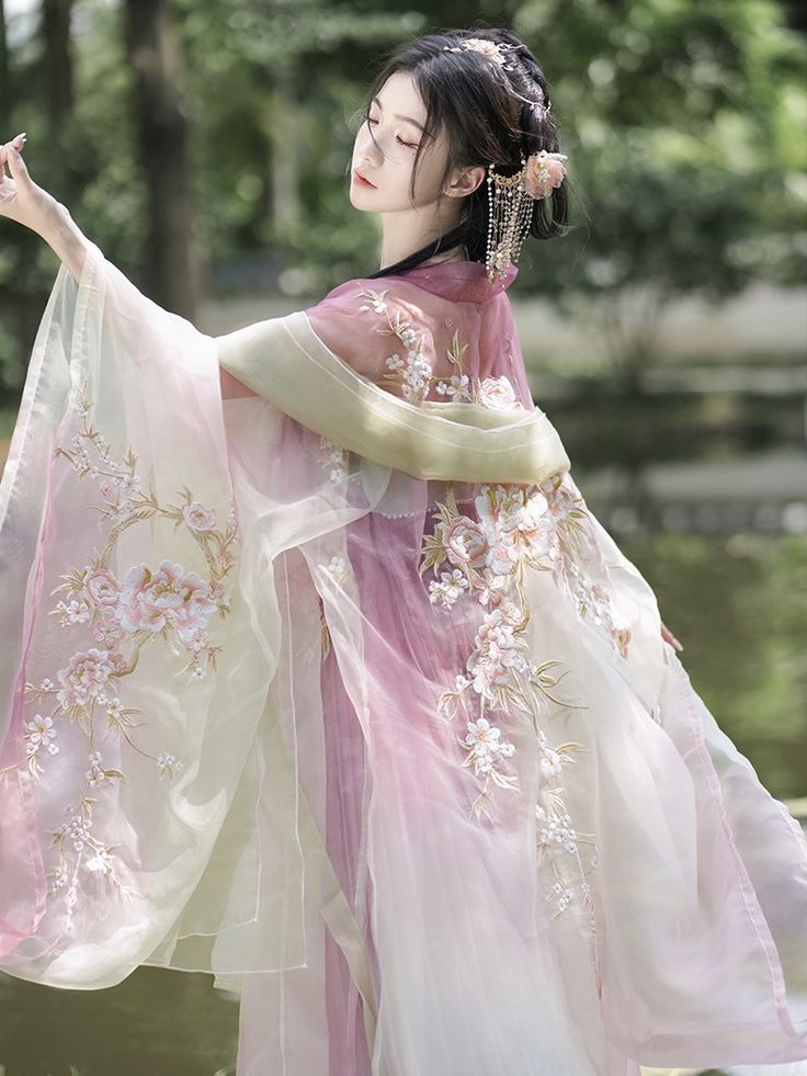 The Evolution of Qipao in European and American Fashion The Evolution of Qipao in European and American Fashion