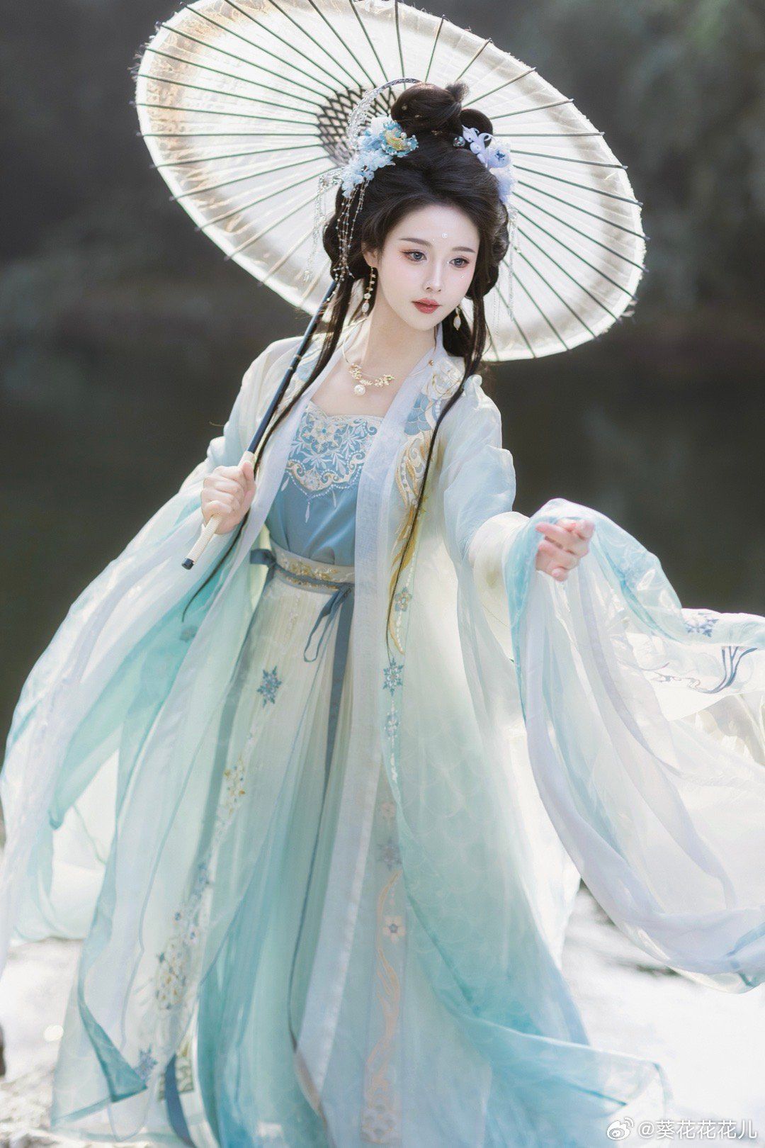 Ancient Elegance Revived:The Revival of Adult Hanfu Costumes Ancient Elegance Revived:The Revival of Adult Hanfu Costumes