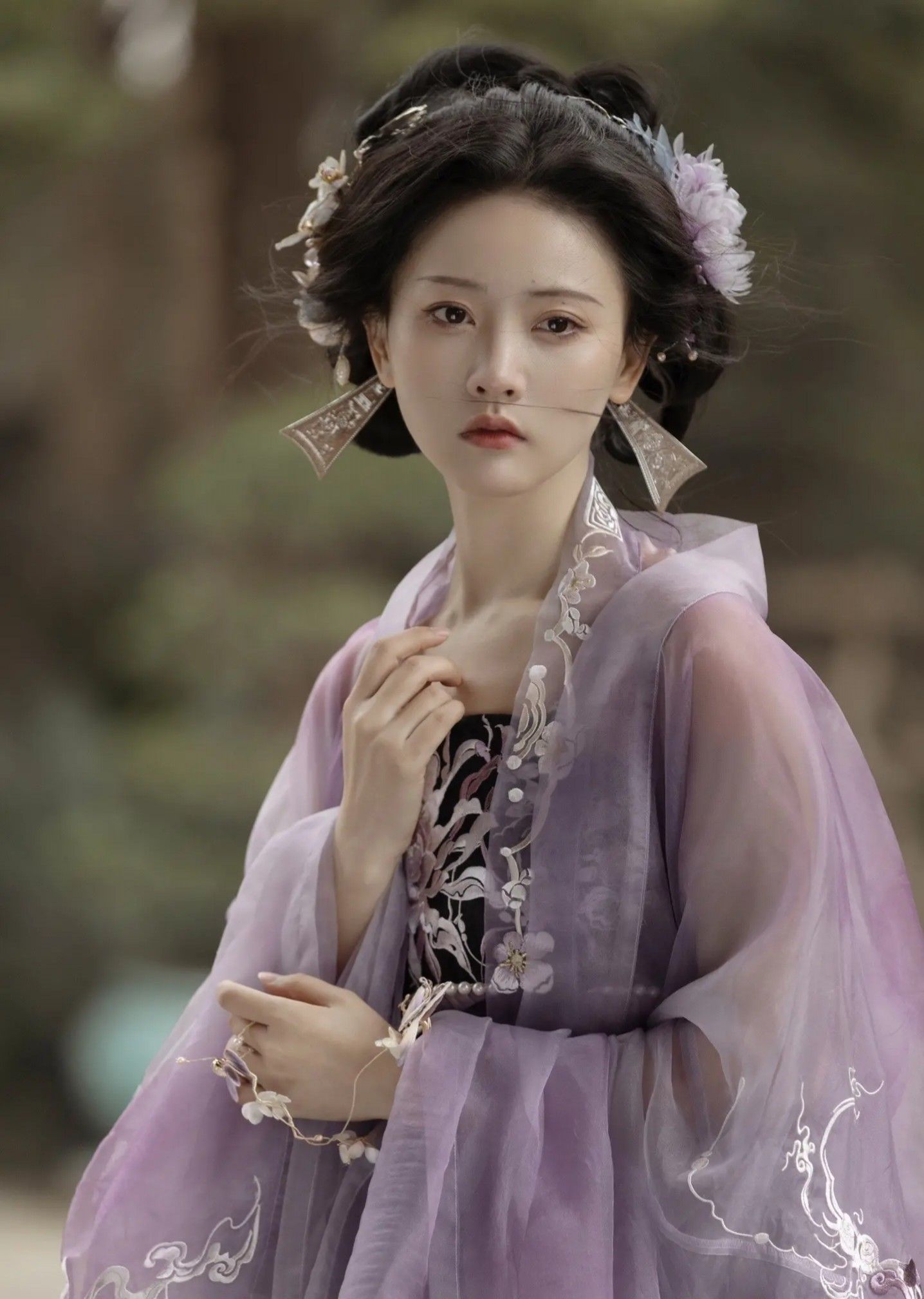 The Elegance of Cheongsam-Clad Women:A Portrait of Traditional Beauty The Elegance of Cheongsam-Clad Women:A Portrait of Traditional Beauty