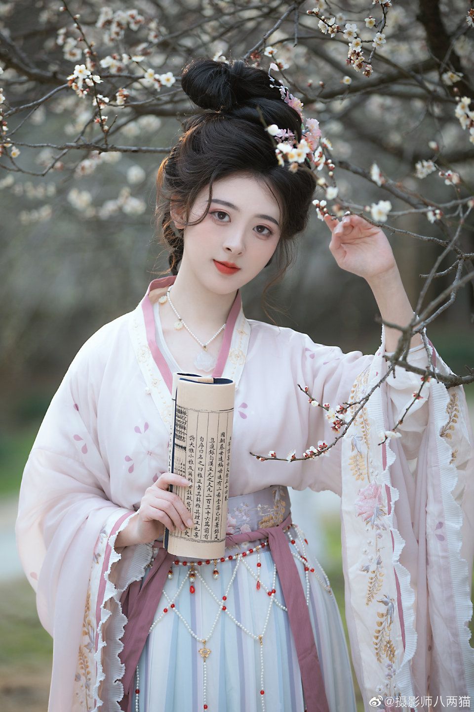 Blooming Dreams in Traditional Splendor:The Revival of Hanfu with the Elegance of Bigan Sleeve Blooming Dreams in Traditional Splendor:The Revival of Hanfu with the Elegance of Bigan Sleeve
