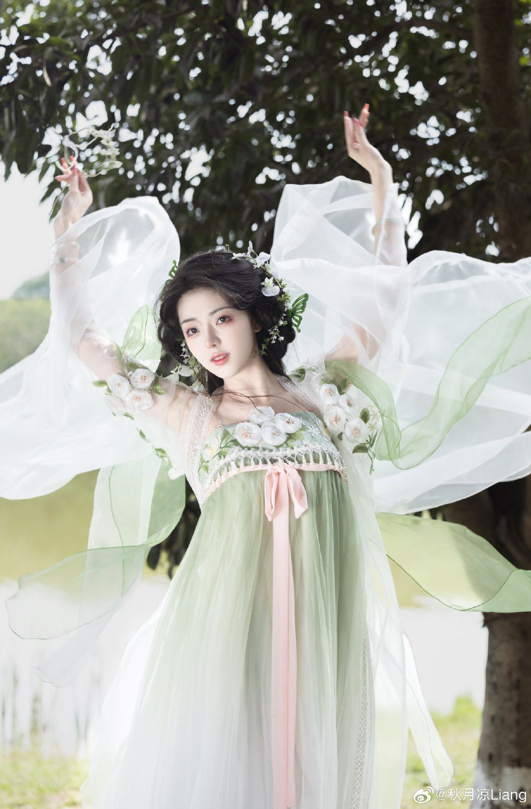 The Splendor of Hanfu Hair Accessories:The Story of Hair Combs and Hairpins The Splendor of Hanfu Hair Accessories:The Story of Hair Combs and Hairpins