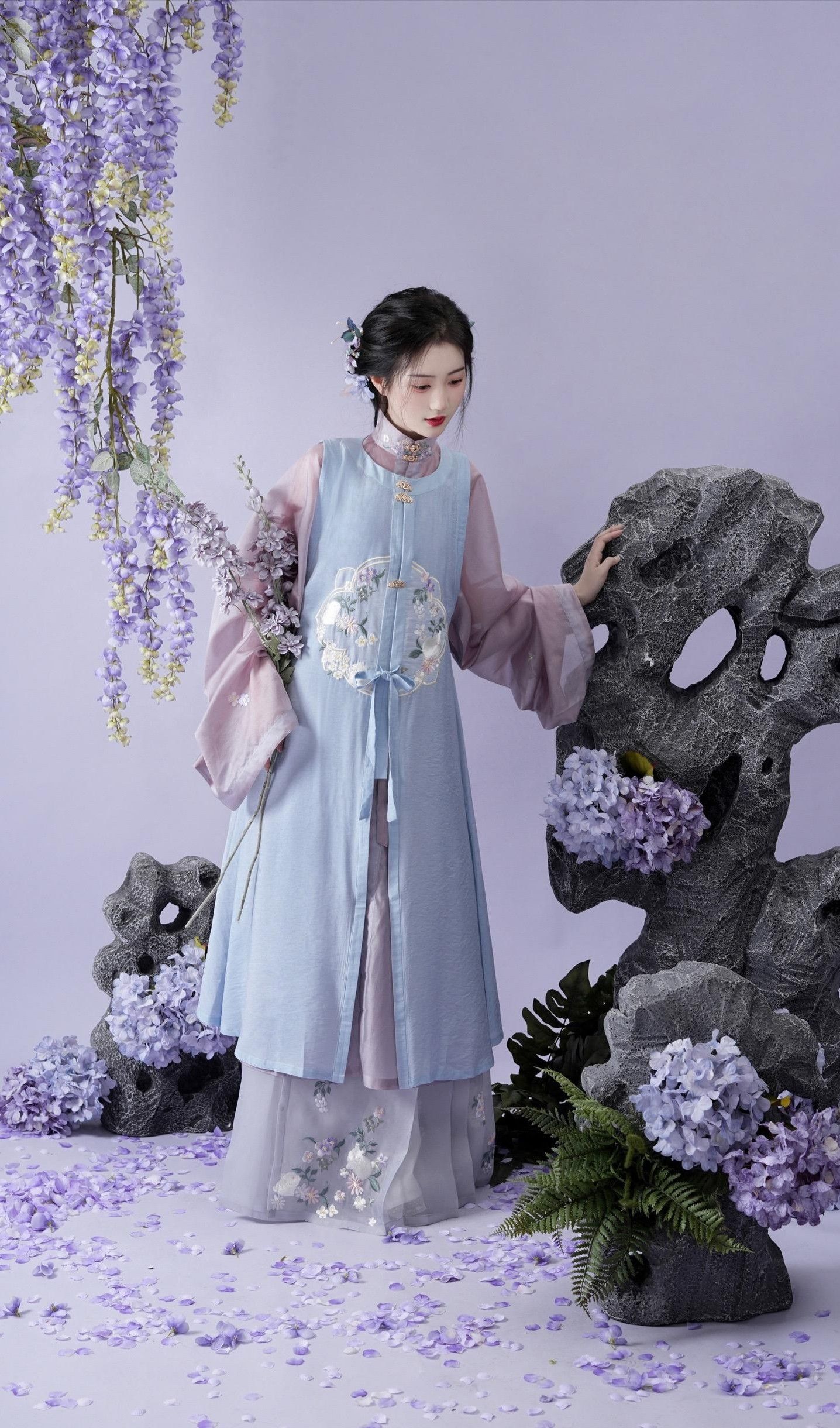 Chinese-Style Winter Womens Tang Suit with Mid-Length Length for a Fashionable and Traditional Look Chinese-Style Winter Womens Tang Suit with Mid-Length Length for a Fashionable and Traditional Look