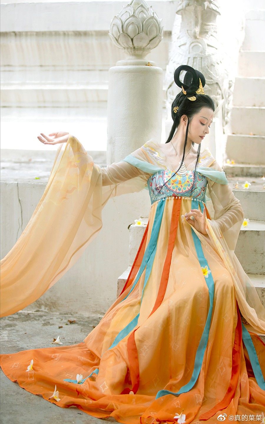 Minimal Commuting with Modern Chinese Cheongsam:The New Fashion of Qipao Minimal Commuting with Modern Chinese Cheongsam:The New Fashion of Qipao