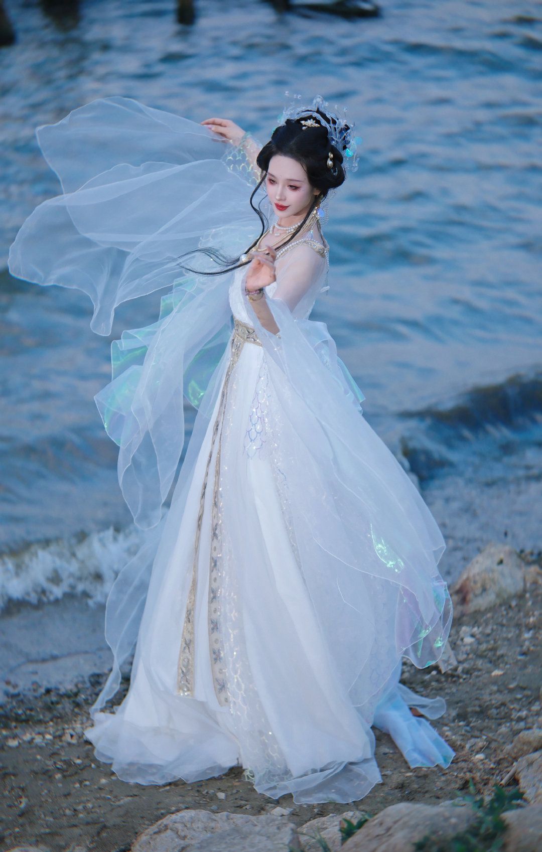 The Enchantment of White Moonlight in Hanfu Fashion:A Tale of Immortality The Enchantment of White Moonlight in Hanfu Fashion:A Tale of Immortality