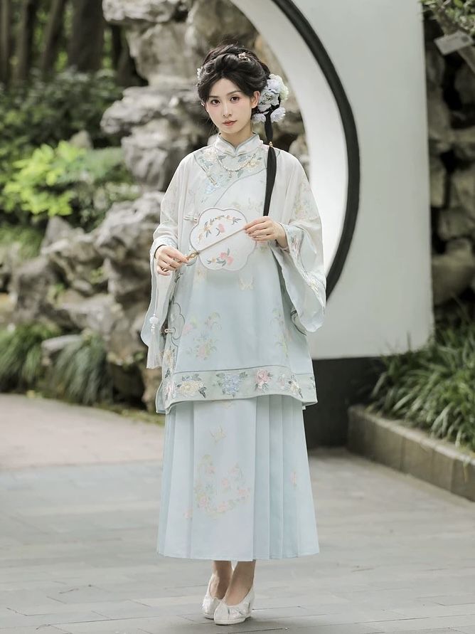 Affordable Elegance:The Charm of Cheongsam-Style Hanfu Qixiong Ruqun at a Bargain Price Affordable Elegance:The Charm of Cheongsam-Style Hanfu Qixiong Ruqun at a Bargain Price