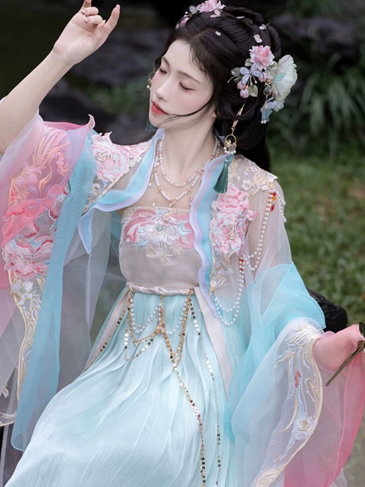 The Art of Cheongsam Collar and 盘扣细节，传统旗袍领上衣的细致工艺