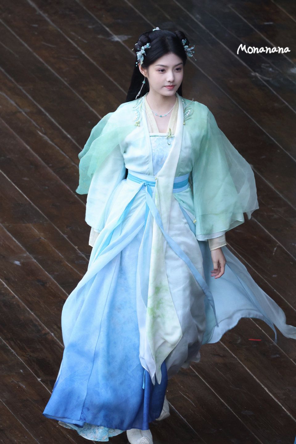 The Charm of Ancient-Style Short Hanfu Robes The Charm of Ancient-Style Short Hanfu Robes