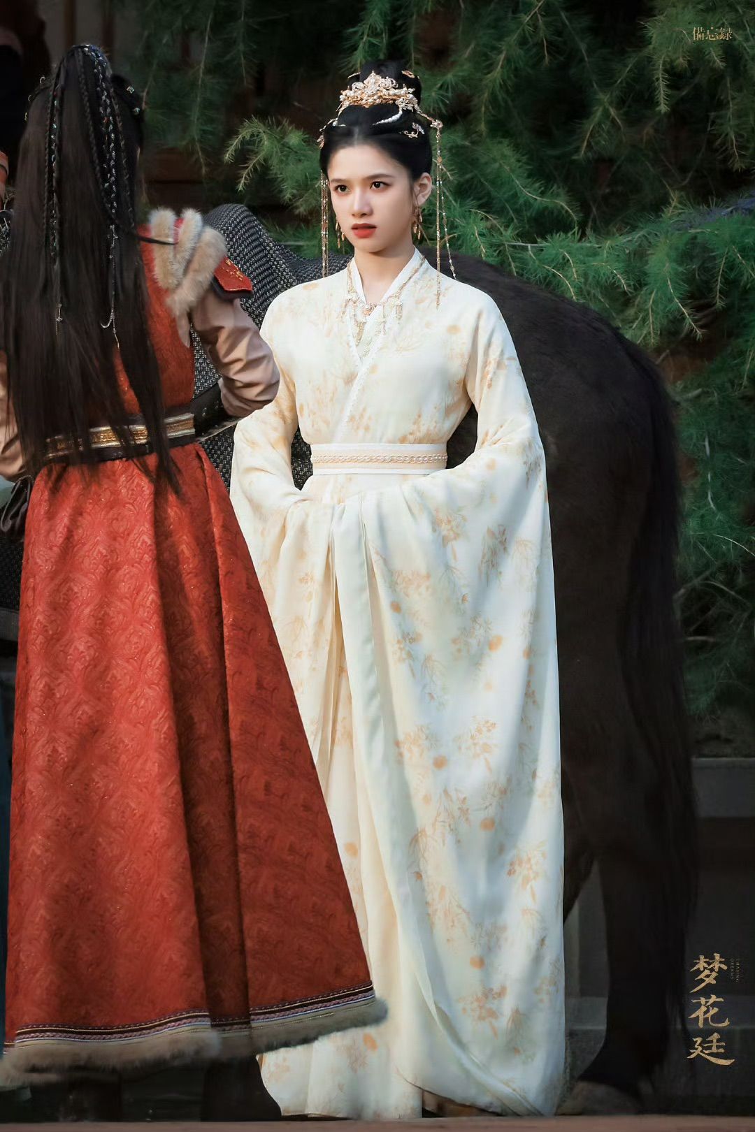 Embracing the Modern Youth in a New Era of Cheongsam:The Low-Collar Qipao Evolution for Teen Girls Embracing the Modern Youth in a New Era of Cheongsam:The Low-Collar Qipao Evolution for Teen Girls