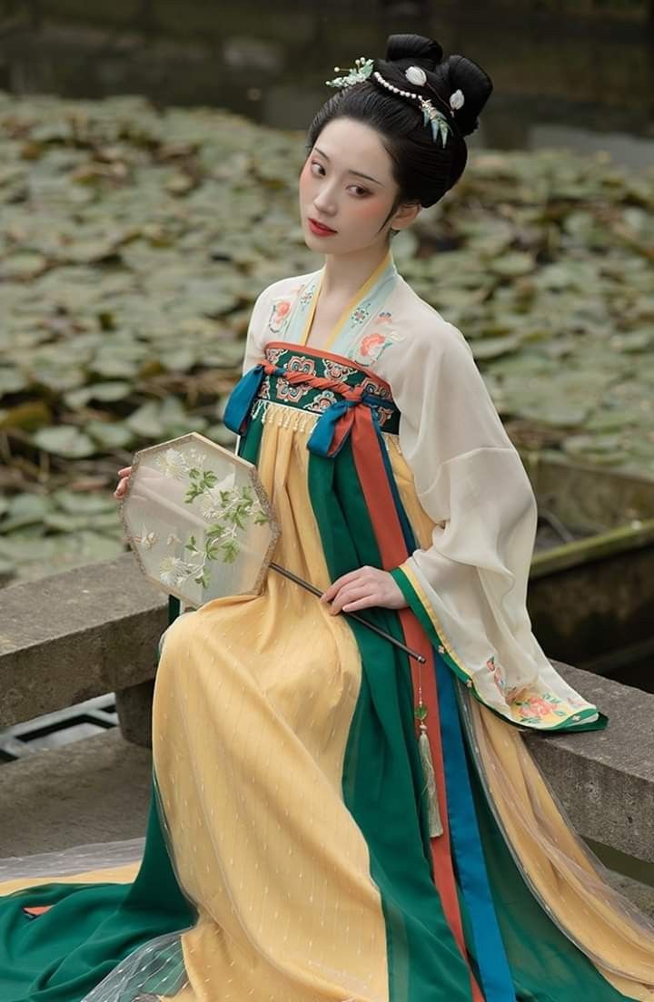 The Short-Length Hanfu Cape and Pondering Its Cultural Significance The Short-Length Hanfu Cape and Pondering Its Cultural Significance