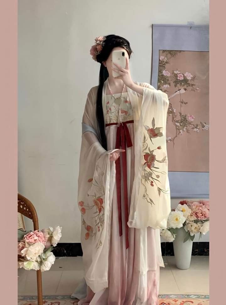Embracing Modernity in a Black Revamped Cheongsam:A Summer Fashion Statement Embracing Modernity in a Black Revamped Cheongsam:A Summer Fashion Statement