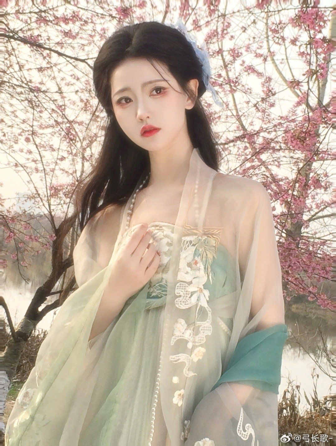 The Short Red Cheongsam:A Symbol of Elegance and Tradition The Short Red Cheongsam:A Symbol of Elegance and Tradition