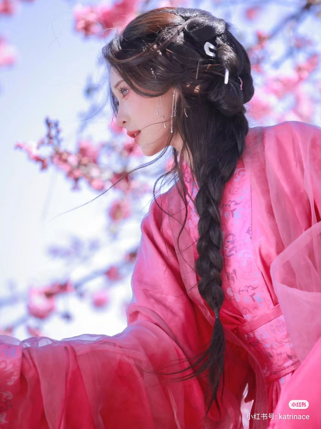 Embracing Modernity in Traditional Cheongsam:The Evolution of Proper Shoulder Design