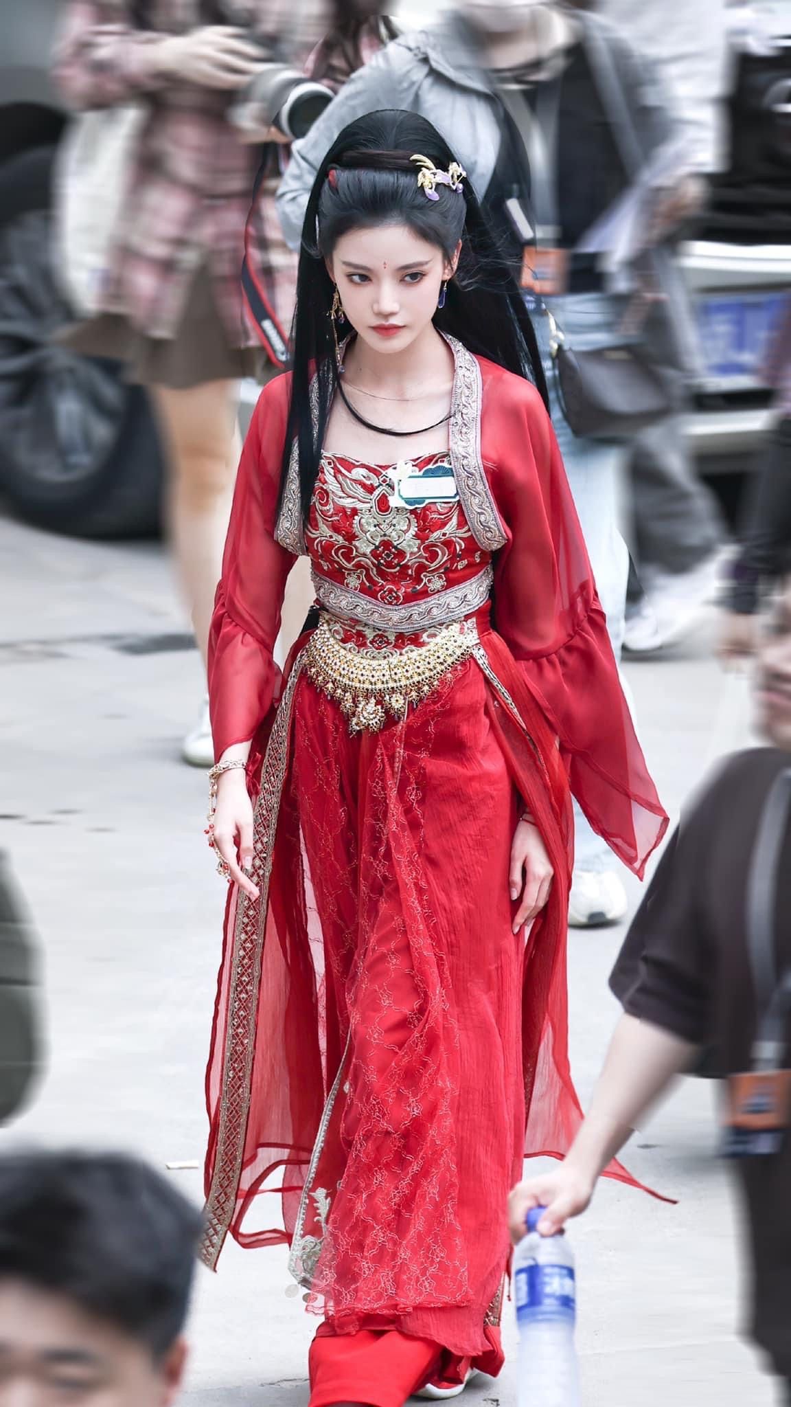 Young Women Embracing Traditional Elegance:The Rise of Tang Suit Sets Young Women Embracing Traditional Elegance:The Rise of Tang Suit Sets