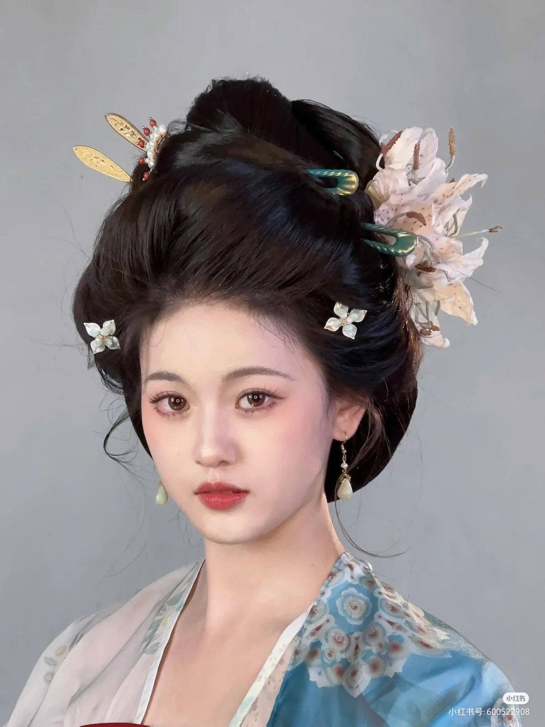 Dream of Splendor:Zhao Paonues Hanfu Style in Menghua Chronicle