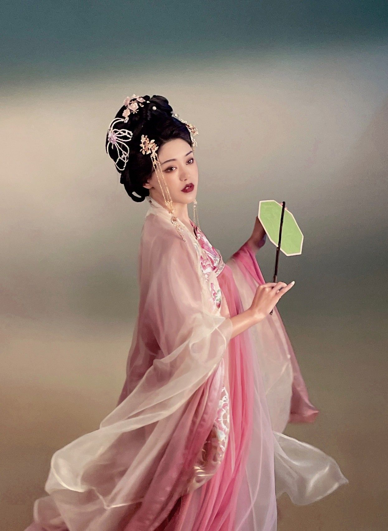 The Charm of Mini Cheongsam:Low Collar and Petite Frames The Charm of Mini Cheongsam:Low Collar and Petite Frames