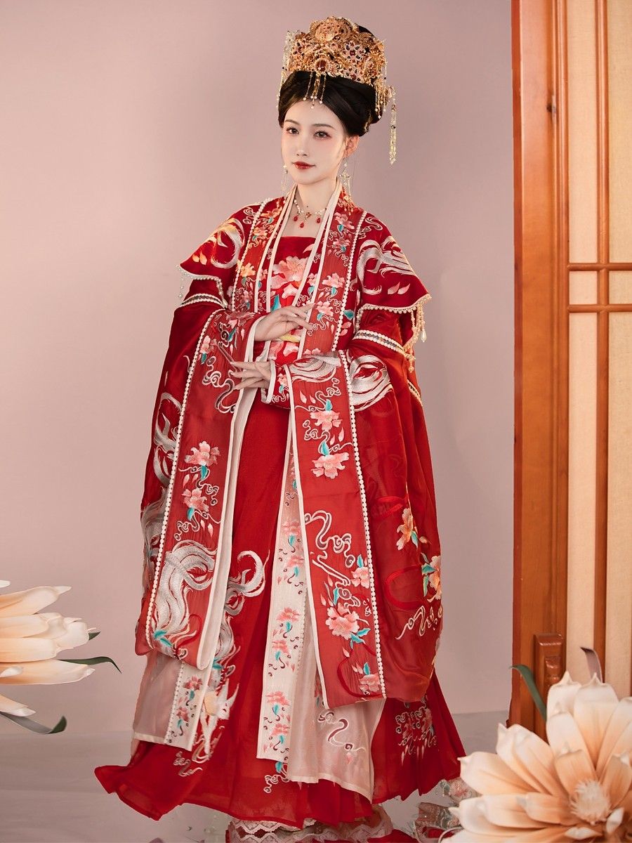 Embracing the New Elegance:The Splendid Two-Piece Set of Modern Chinese Cheongsam with Slit Skirt Embracing the New Elegance:The Splendid Two-Piece Set of Modern Chinese Cheongsam with Slit Skirt