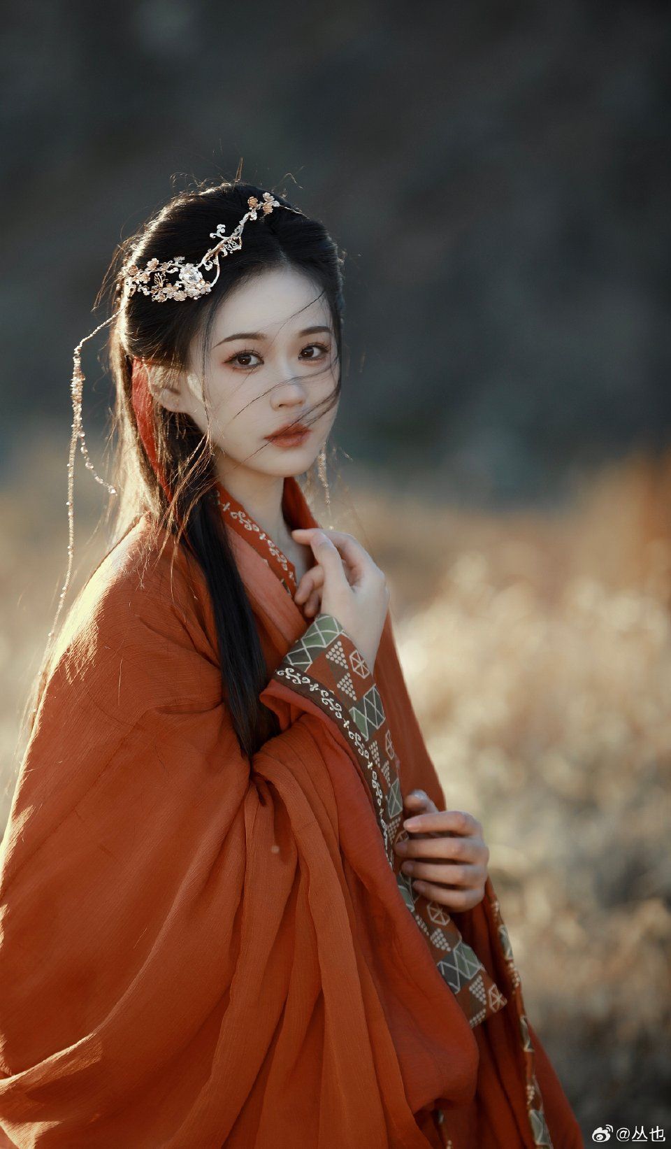 The Splendor of Hanfu折扇,传统汉服的美学体现 The Splendor of Hanfu折扇,传统汉服的美学体现