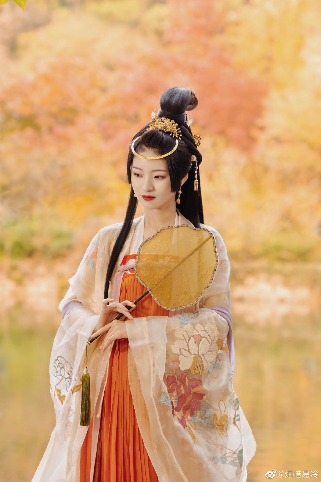 Reinventing the Classic Cheongsam:The Allure of the Modified High Slit Long Cheongsam Reinventing the Classic Cheongsam:The Allure of the Modified High Slit Long Cheongsam