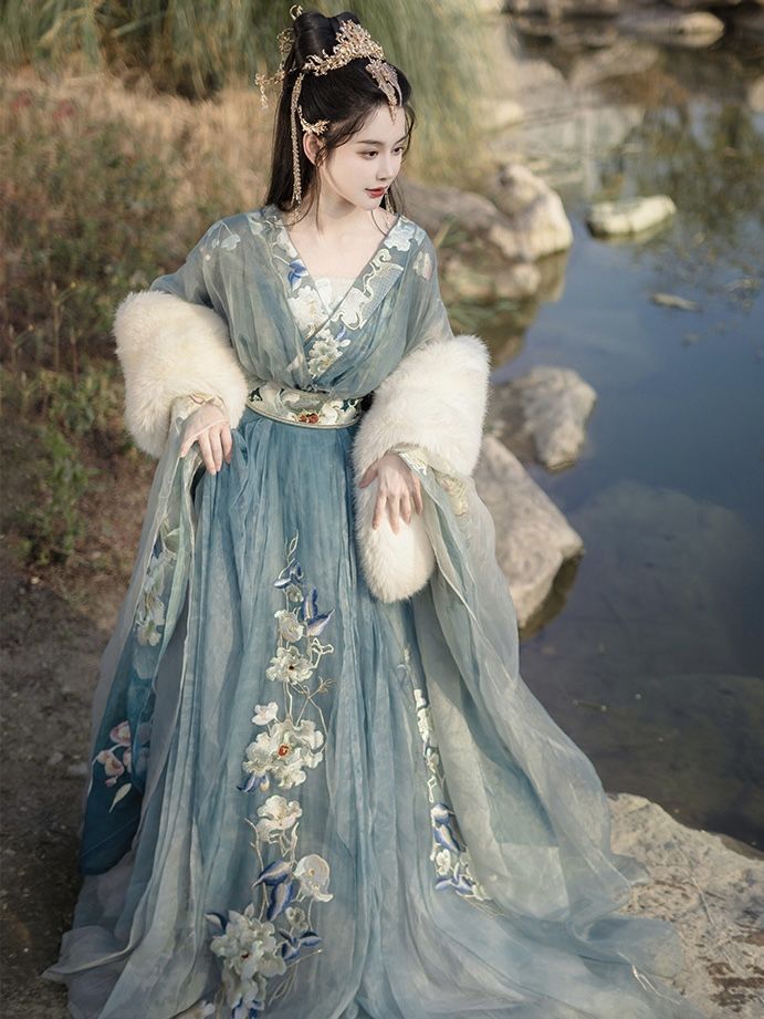 Innovating the Classic Cheongsam:The Rise of the Modern Round-neck Qipao Innovating the Classic Cheongsam:The Rise of the Modern Round-neck Qipao