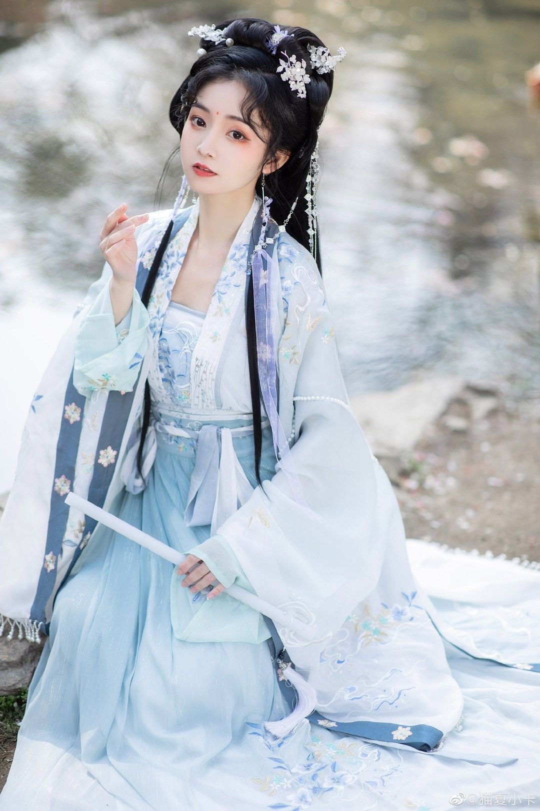 Daily Life of a Girl in Traditional Hanfu Fashion:A Glimpse into the World of Ancient Charm Daily Life of a Girl in Traditional Hanfu Fashion:A Glimpse into the World of Ancient Charm