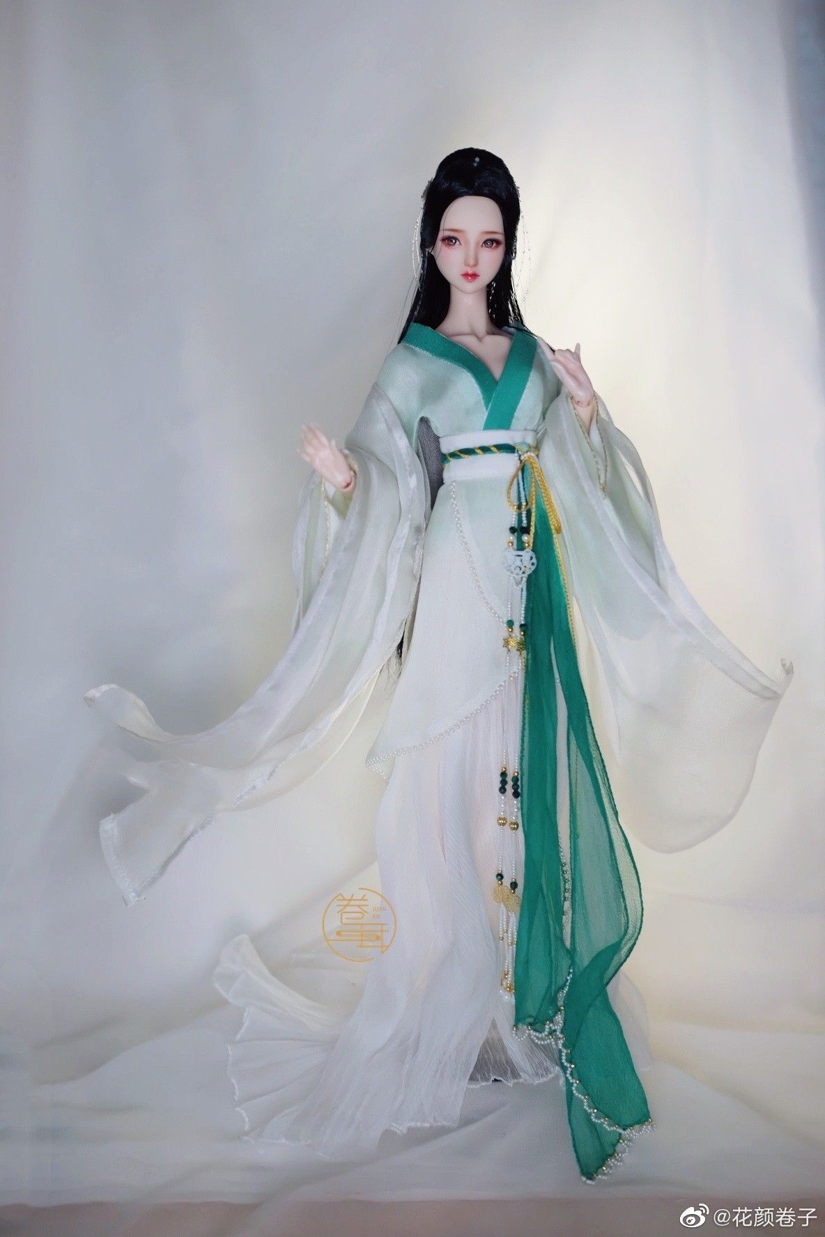 Champagne-Colored Cheongsam:The Elegance of Long-Style Traditional Chinese Dress Champagne-Colored Cheongsam:The Elegance of Long-Style Traditional Chinese Dress