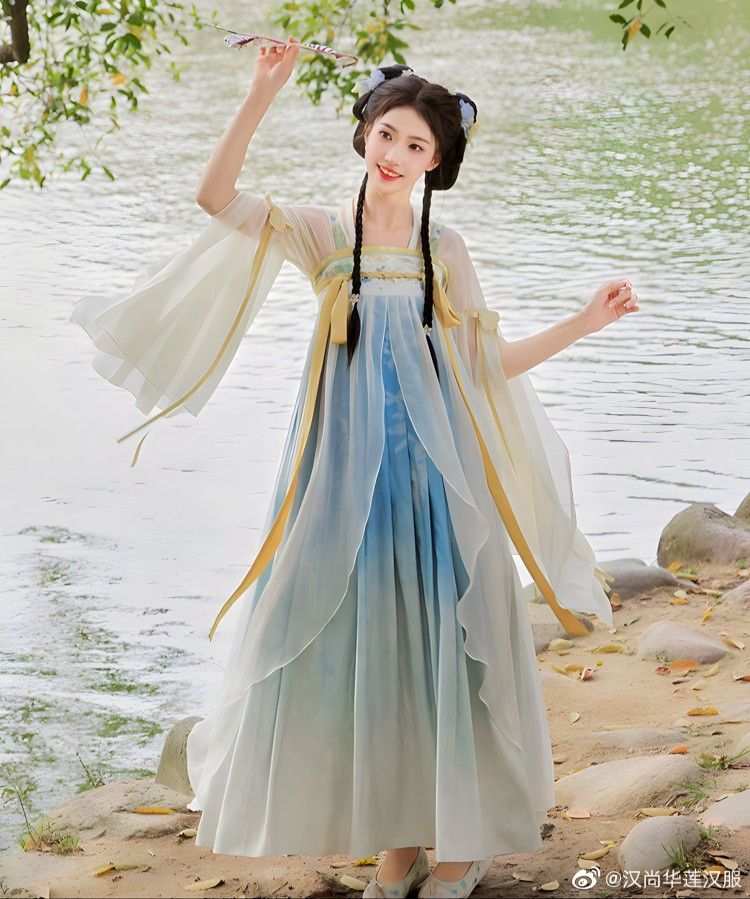 Embracing Traditional Craftsmanship:The Daily Life of Qipao in Classic Flat-Cut Style Embracing Traditional Craftsmanship:The Daily Life of Qipao in Classic Flat-Cut Style