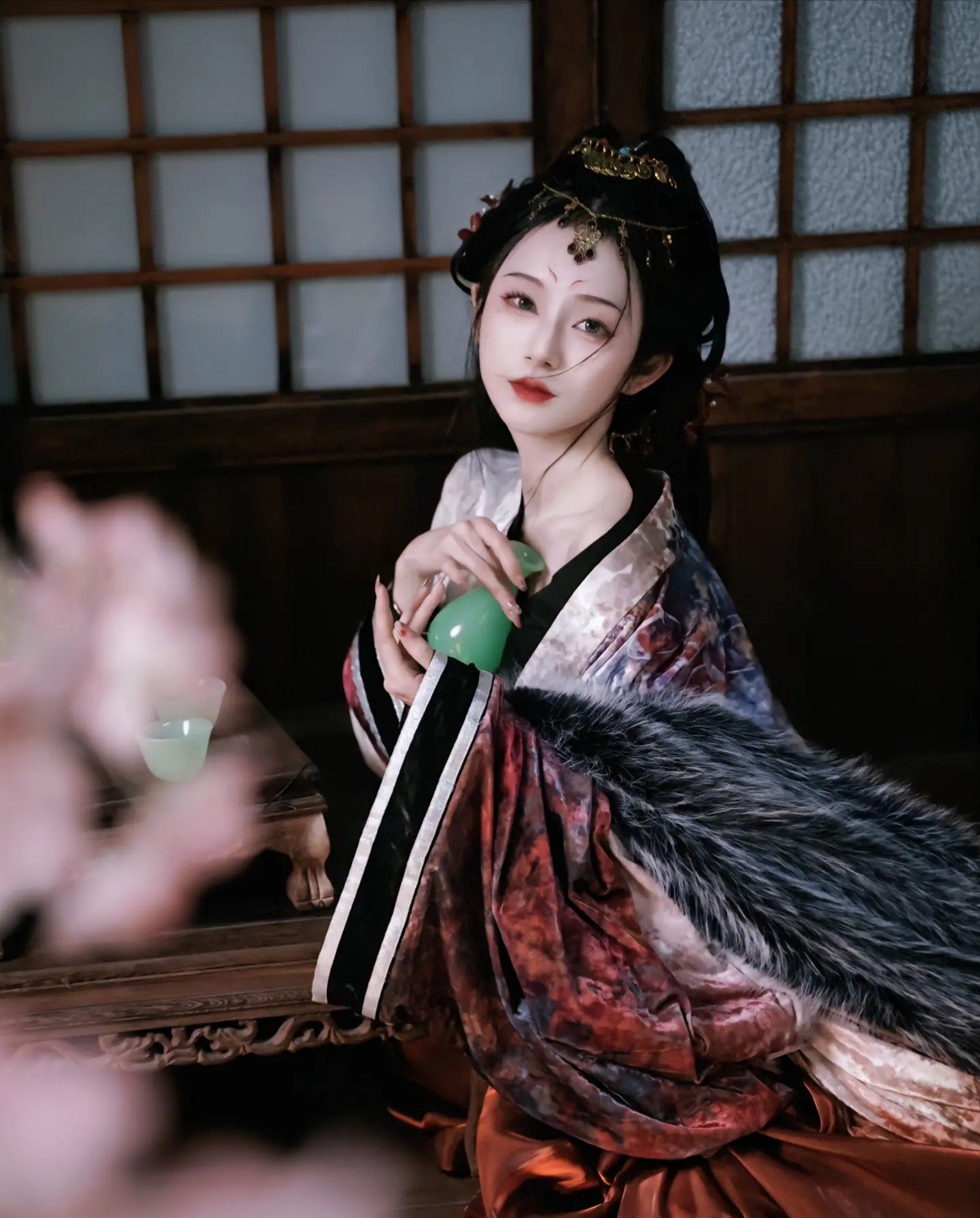 Elegant Splendor of Traditional Chinese Womens Costume:Glasslike Hanfu