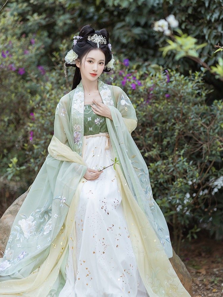 The Enchantment of Traditional Chinese Style in the Elegance of Cheongsam Gowns