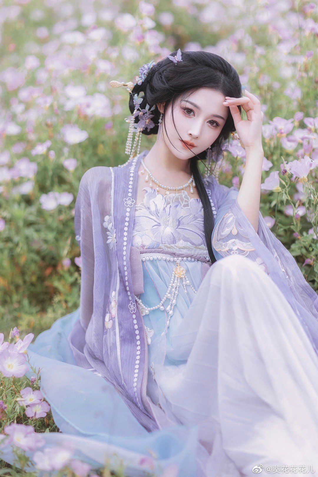 Summer Lotus and Hanfu:The Blend of Traditional Beauty and Modern Elegance Summer Lotus and Hanfu:The Blend of Traditional Beauty and Modern Elegance