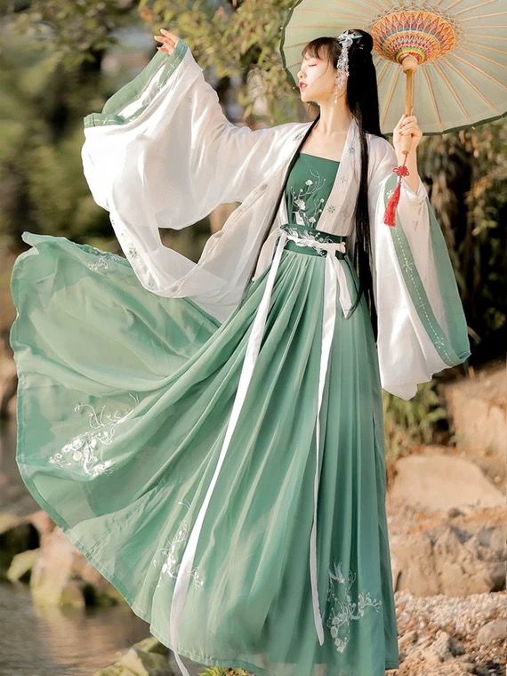 The Rise of Traditional Chinese Fashion:Qipao Headdress as a New Trend in the Global Fashion Scene The Rise of Traditional Chinese Fashion:Qipao Headdress as a New Trend in the Global Fashion Scene
