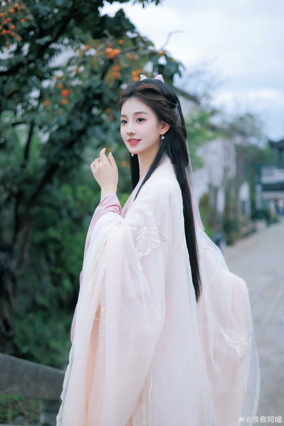 Elegant Splendor:The Revival of Hanfu in Modern Times Elegant Splendor:The Revival of Hanfu in Modern Times