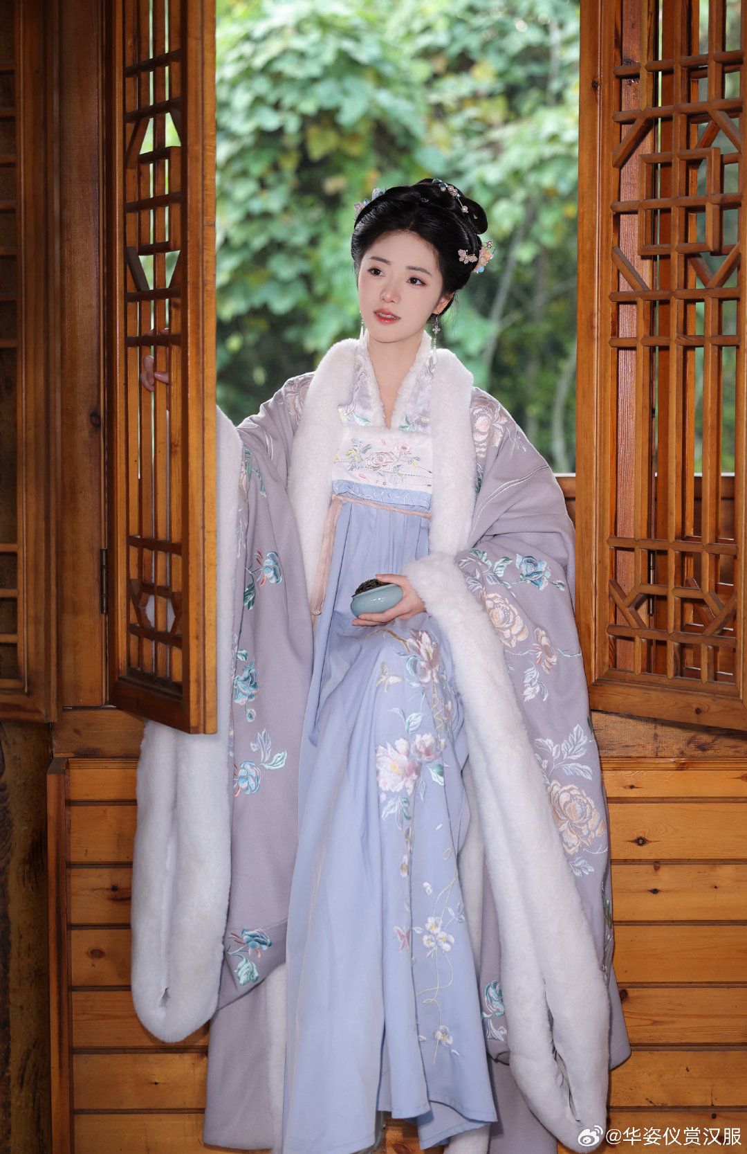 Embracing the Curves:Fashioning a 200-Pound Cheongsam and Embodying the Beauty of 180 Pounds Embracing the Curves:Fashioning a 200-Pound Cheongsam and Embodying the Beauty of 180 Pounds