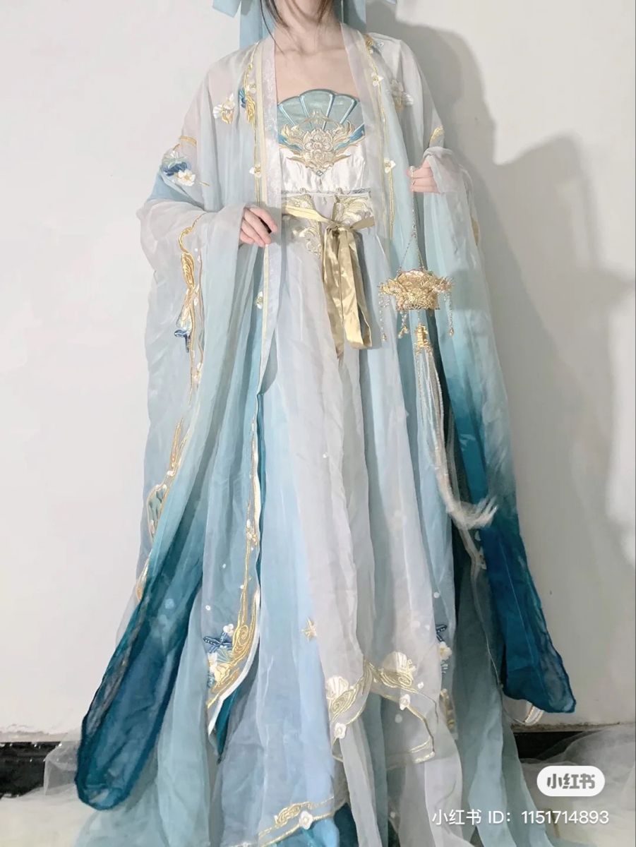 The Enchantment of a Blue and White Horseface Skirt The Enchantment of a Blue and White Horseface Skirt