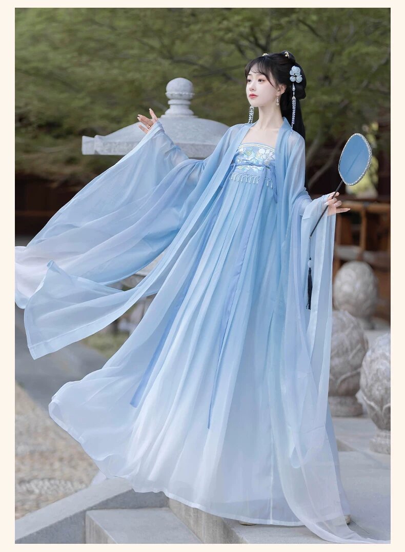 The Journey of a 13-Year-Old Girl into the World of Hanfu Chinese Traditional Clothing) The Journey of a 13-Year-Old Girl into the World of Hanfu Chinese Traditional Clothing)