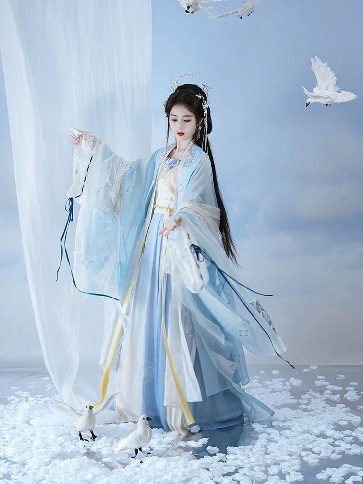 Celebrating the First Birthday of a Baby Girl in Traditional Hanfu Fashion Celebrating the First Birthday of a Baby Girl in Traditional Hanfu Fashion