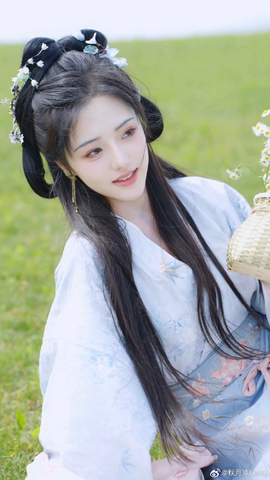 The Blue Hanfu Student:Embracing Traditional Chinese Fashion on Campus