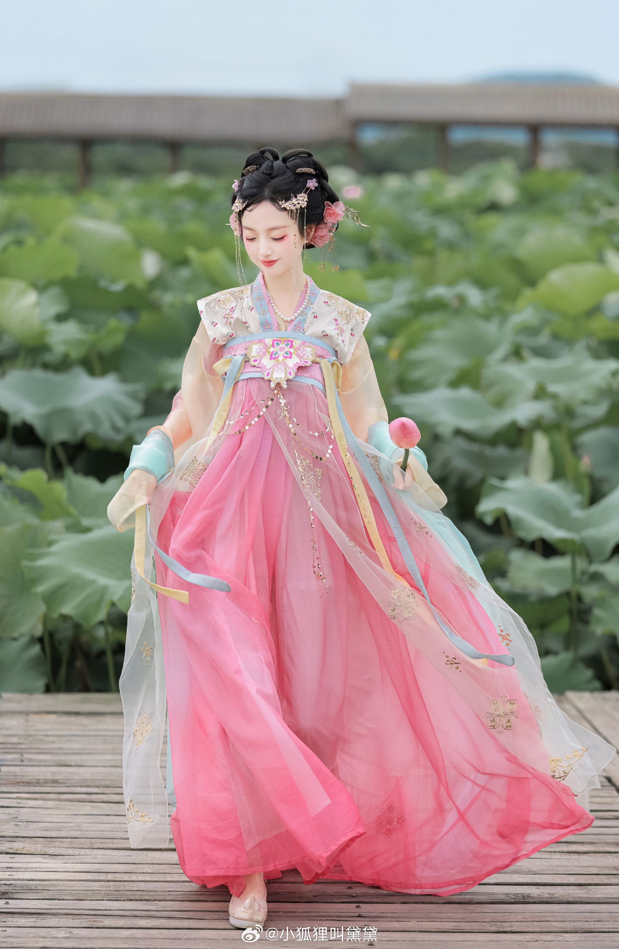 The Splendid Charm of Qiongyu Pavilions Horseface Skirt
