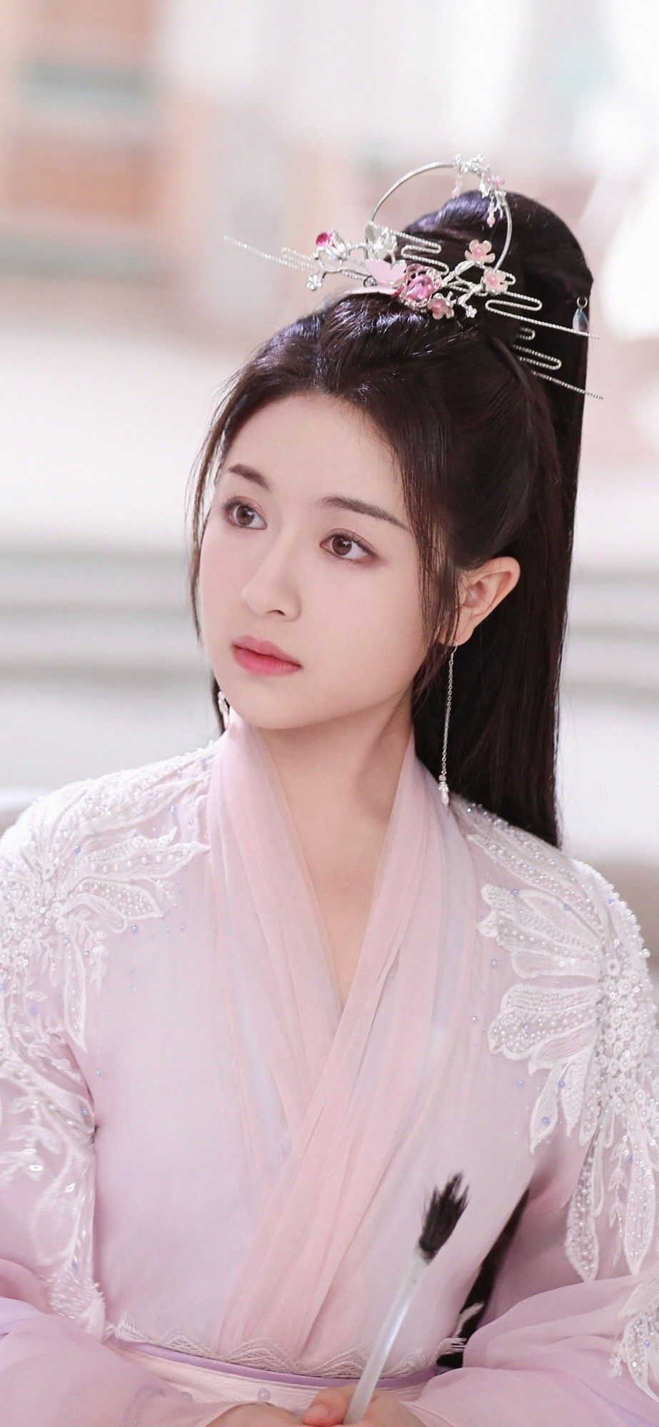 Embracing Modernity in Traditional Tangzhuang:A Red Revival for Women Embracing Modernity in Traditional Tangzhuang:A Red Revival for Women