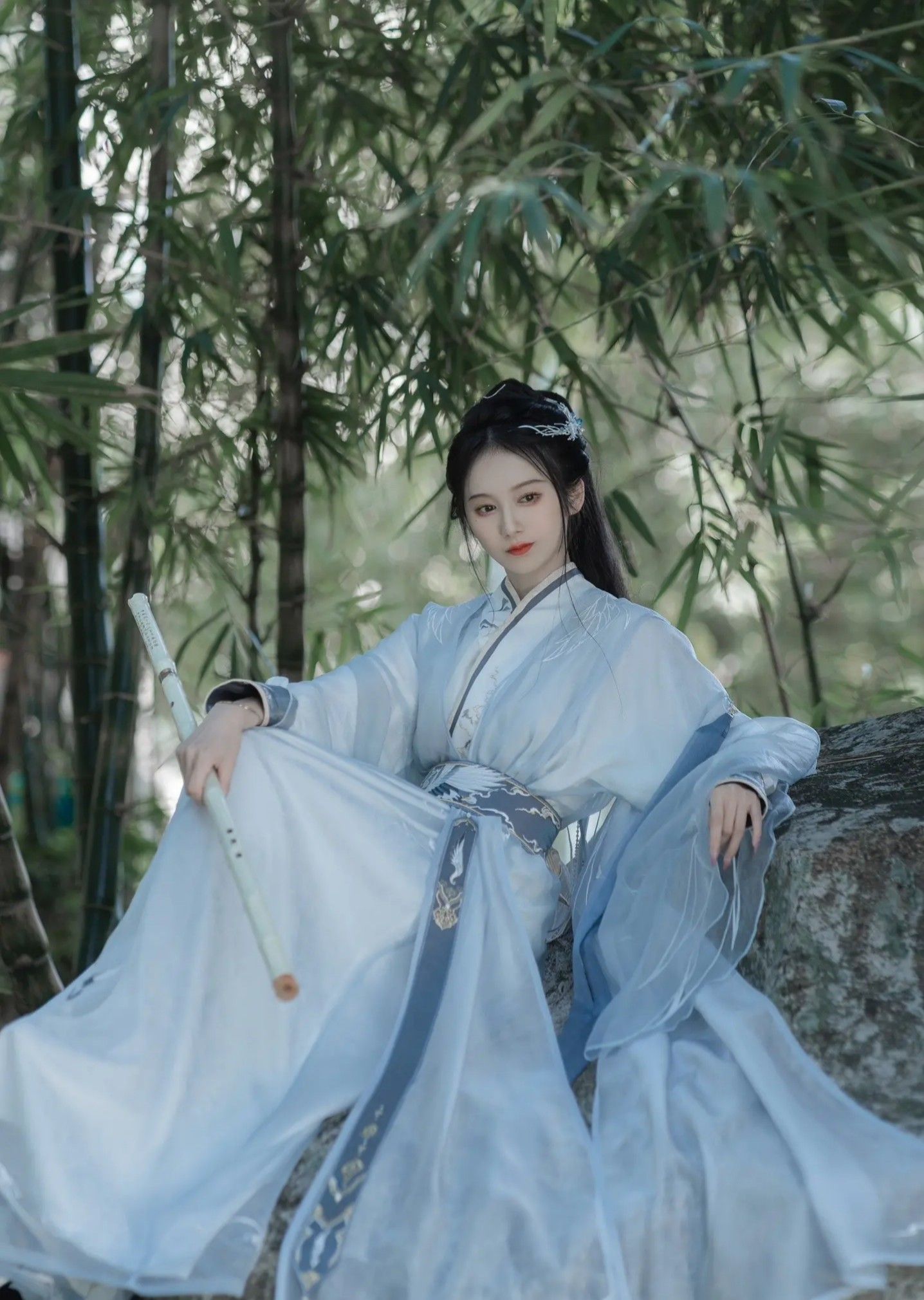 Ethereal Youth in Traditional Splendor:The Story of a Flag-Bearing Girl in the Age of Erosion Ethereal Youth in Traditional Splendor:The Story of a Flag-Bearing Girl in the Age of Erosion
