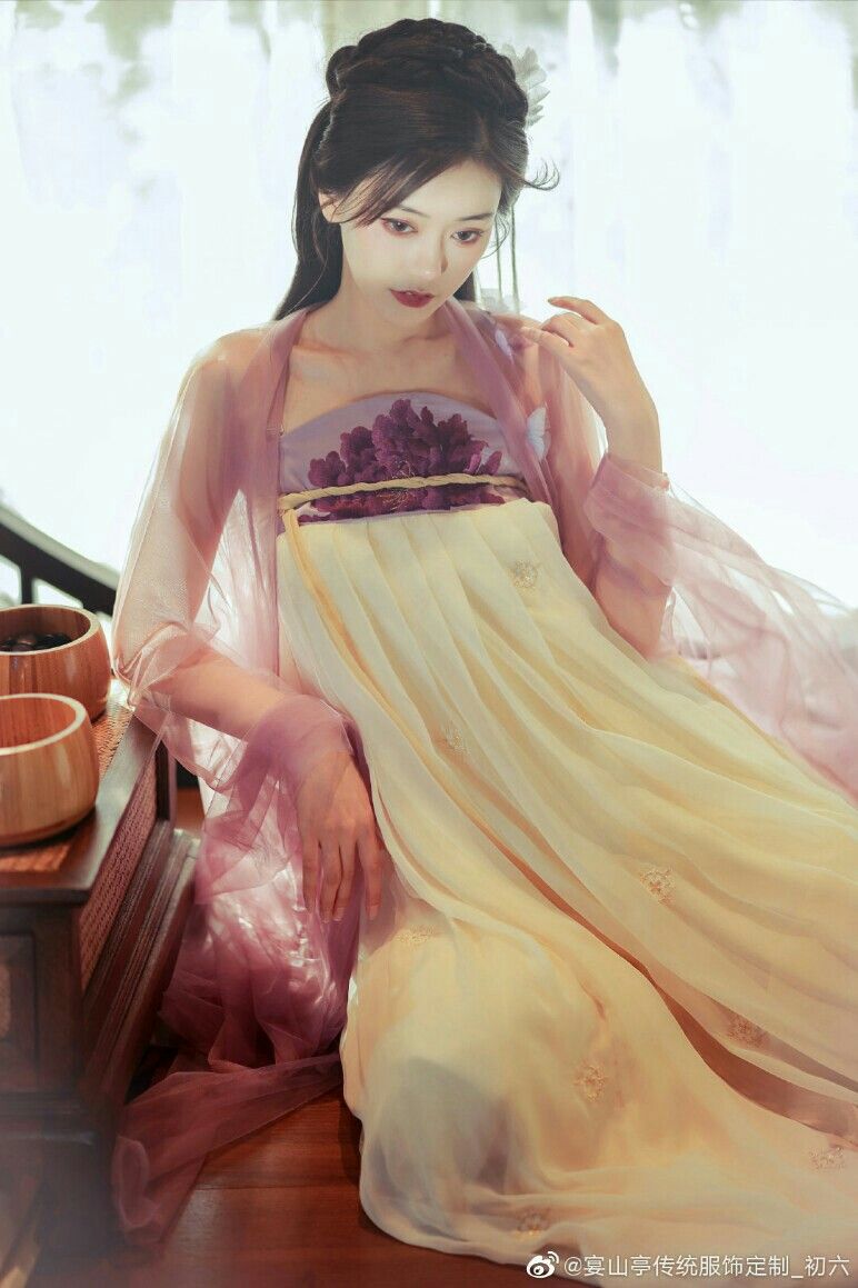 The Fairy-like Girl in Traditional Chinese Hanfu at Age Eleven The Fairy-like Girl in Traditional Chinese Hanfu at Age Eleven