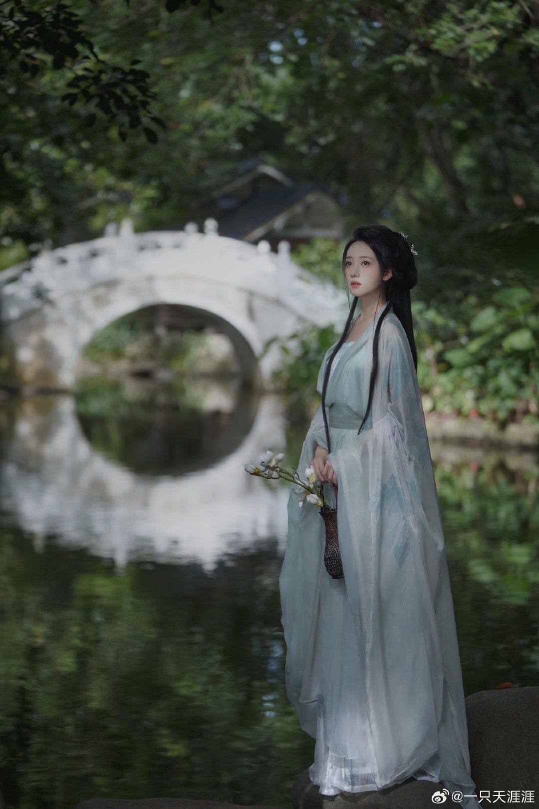 The Embracing of Cheongsam Culture:Young Girls from 13 to 15 Embrace Traditional Elegance The Embracing of Cheongsam Culture:Young Girls from 13 to 15 Embrace Traditional Elegance