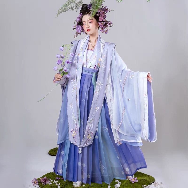 The Beautiful Junior High School Girl in Traditional Hanfu Fashion